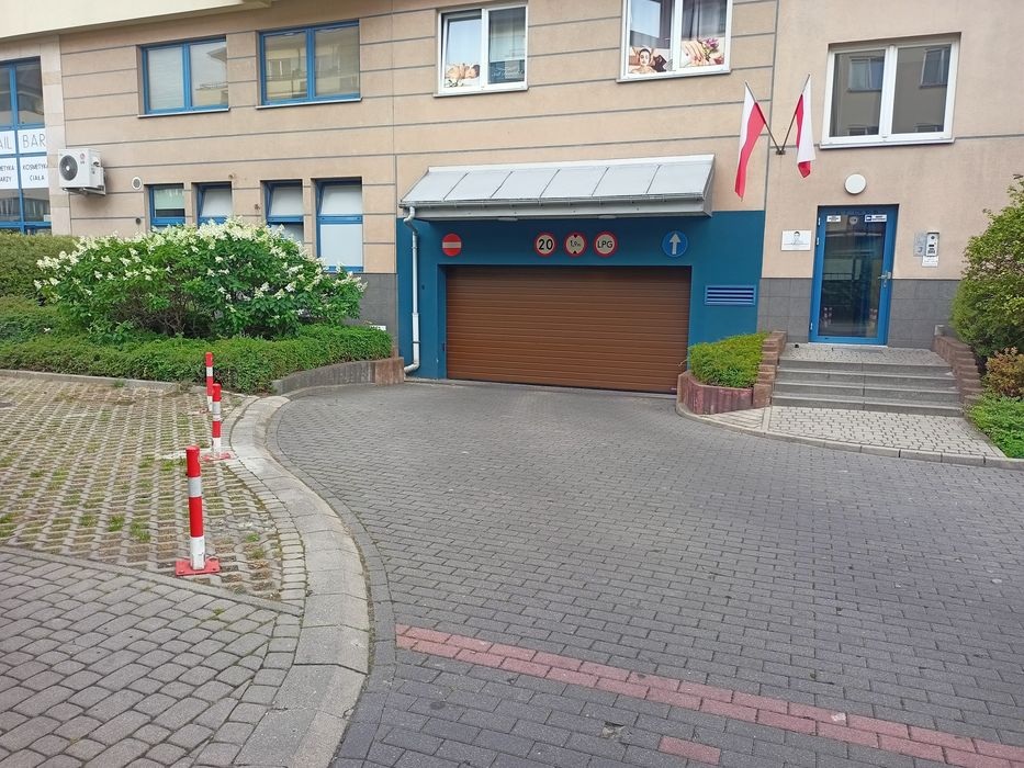 stanowisko postojowe w garażu pod budynkiem ul. KEN 20
