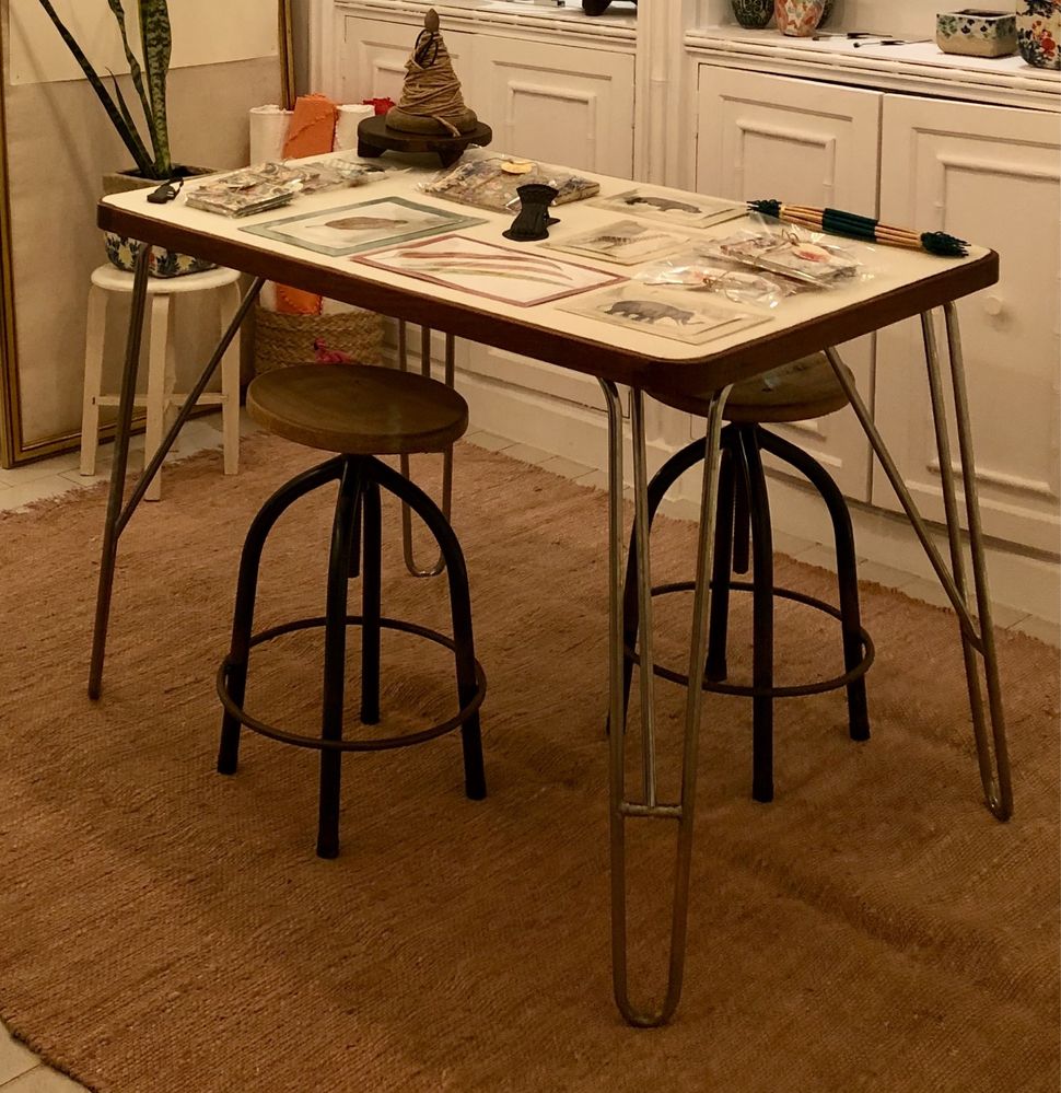 Mesa com pernas hairpin