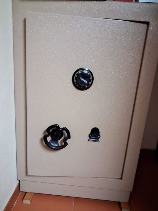Cofre de alta segurança 54cmX62cmX95cm