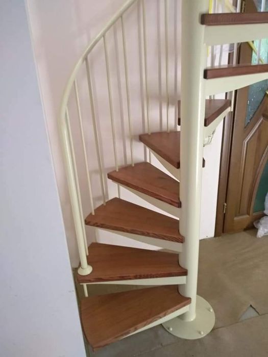 Гвинтові сходи перила нержавіка ковка стекло дерево ступені дуб ясен