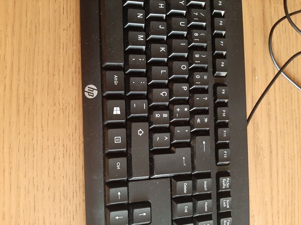 Teclado computador com fios.