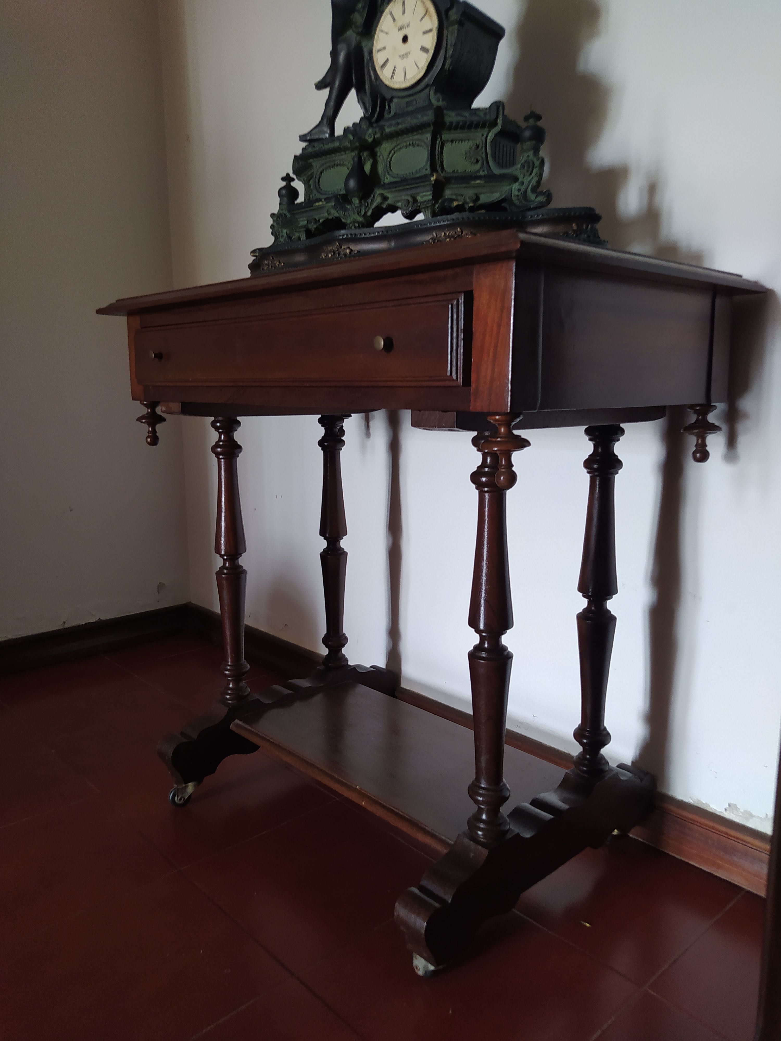 Mesa com rodinhas