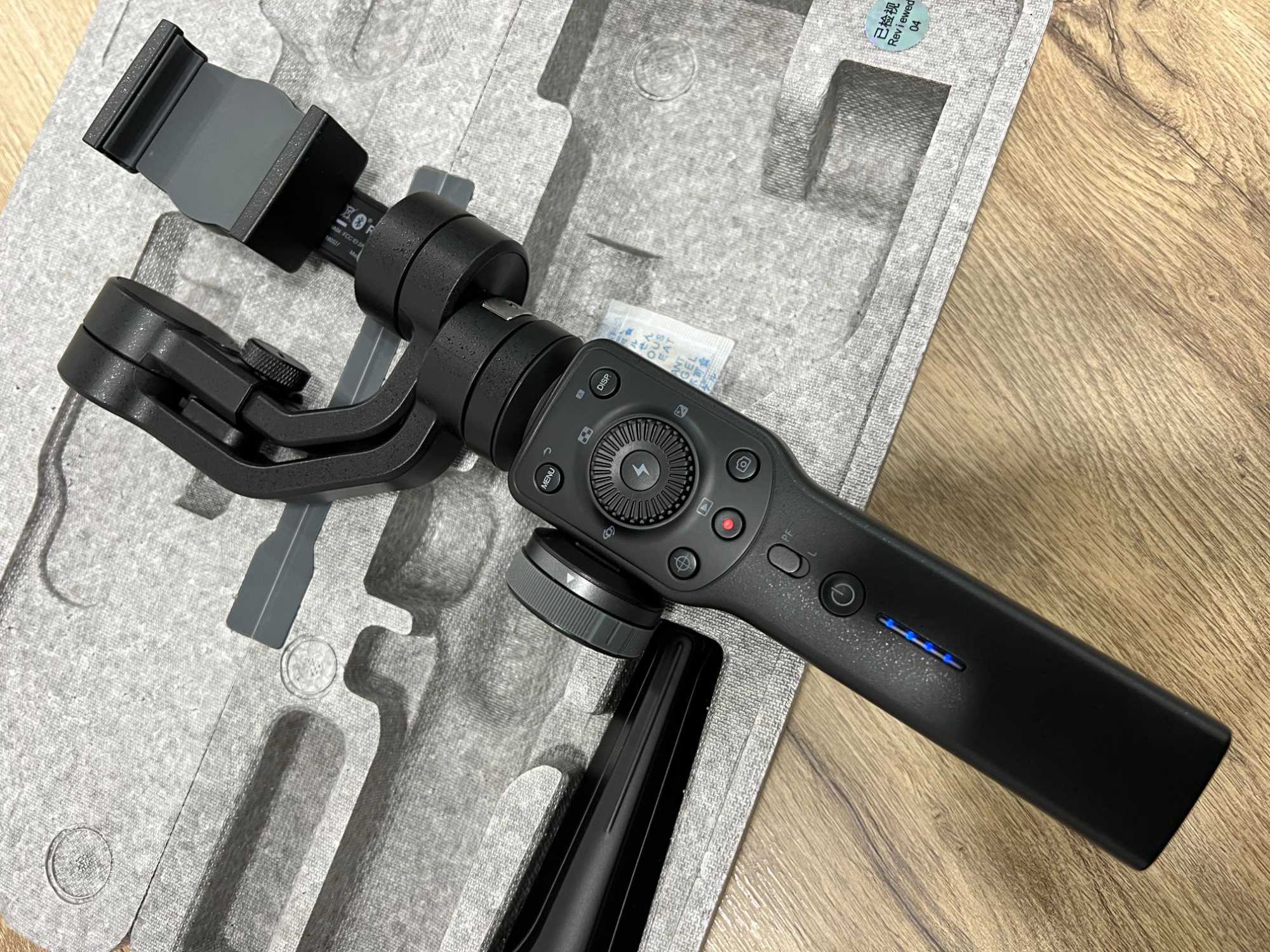 Estabilizador ZHIYUN Smooth 4 p/ telemóvel  Pouco Usado