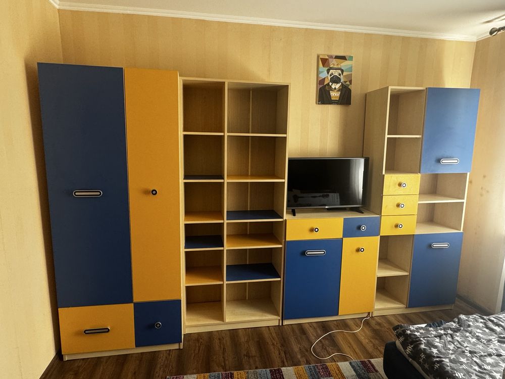 Меблі в дитячу(стінка, стіл, тумба)