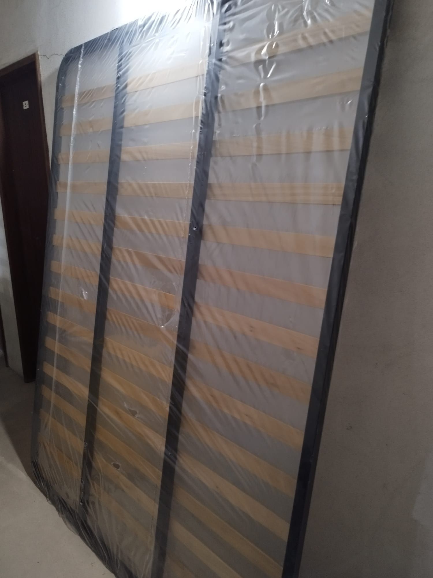 Vendo estrados e colchões novos e segundo mão.