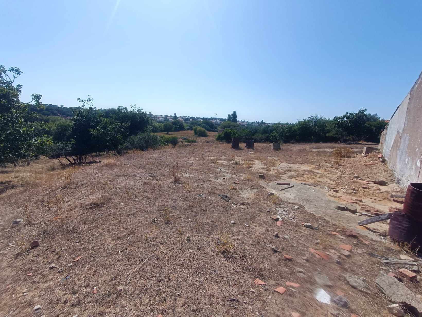 Terreno com 2 casas em Ruína