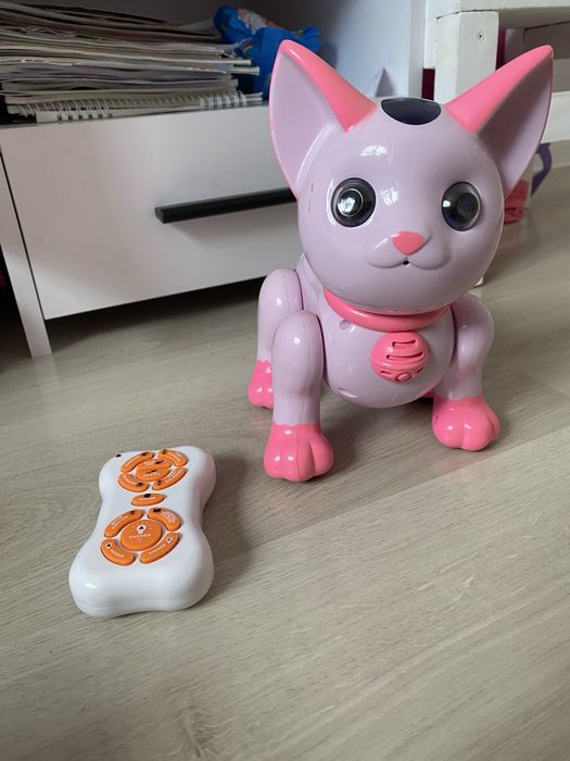 Робот кіт на пульті