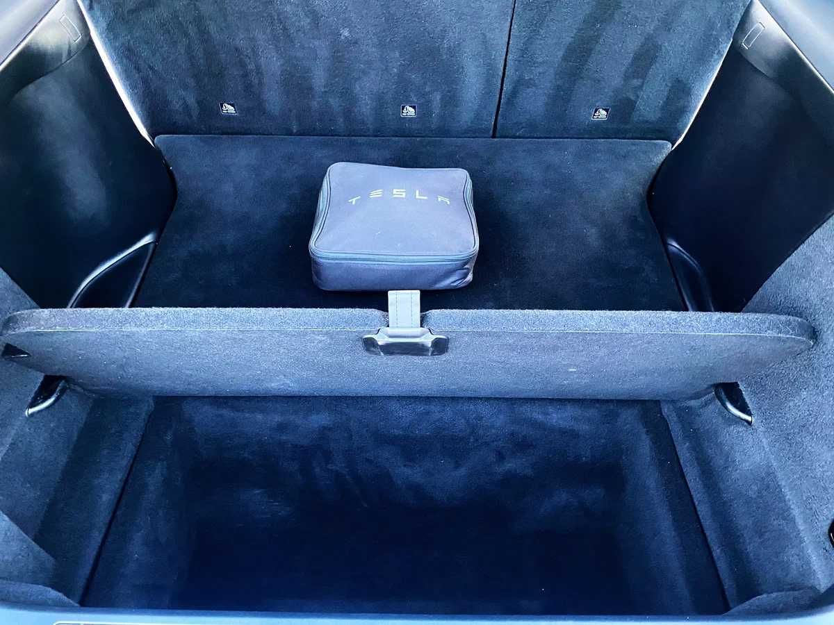 Tesla Model X 2017 року