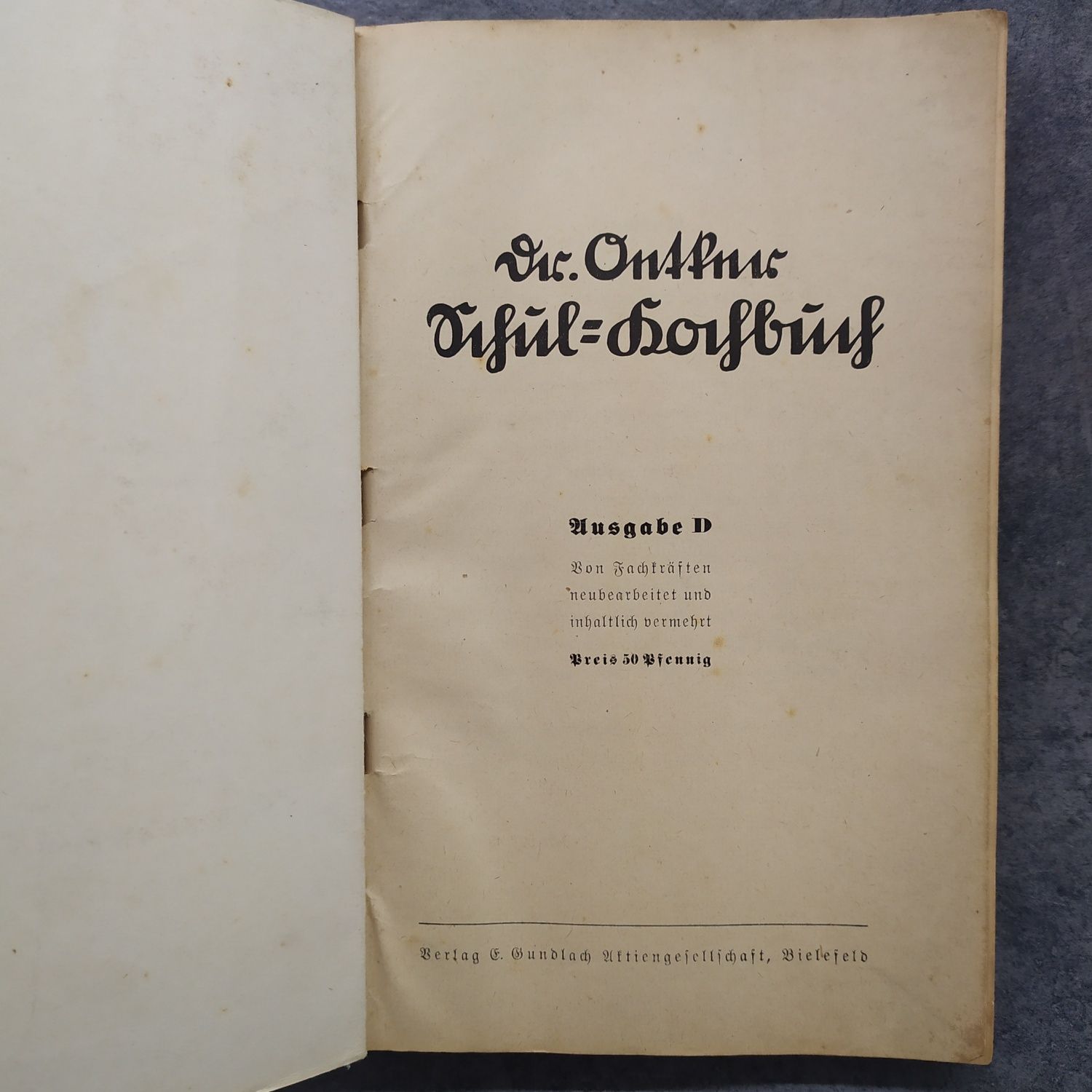 Książka kucharska w j .niemieckim z 1937 roku .