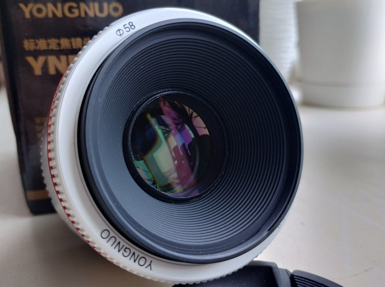 Об'єктив Yongnuo YN 50mm F1.8 для Canon білого кольору