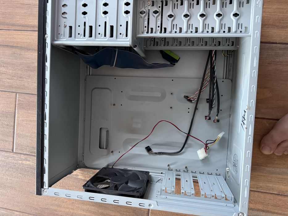 Корпус компютера повнорозмірний з приводом, кардрідером та кулером 120