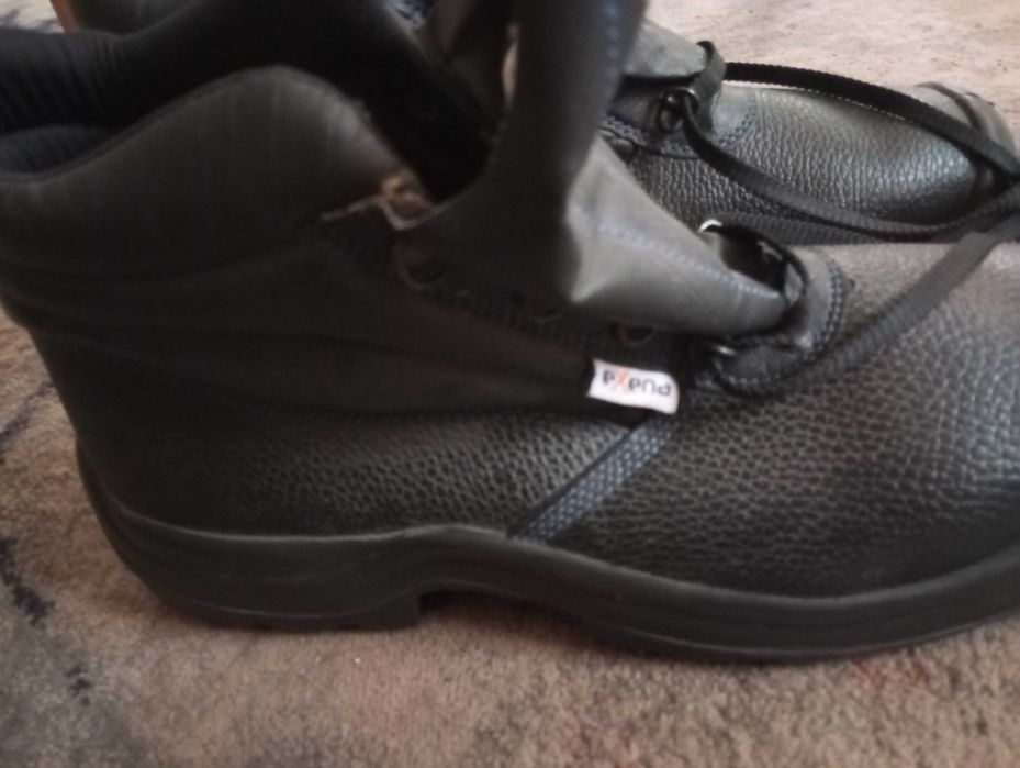 Рабочие ботинки 45 размер новые.