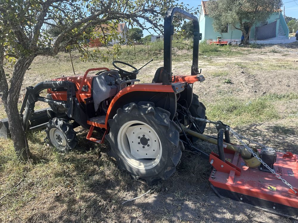 Trator com carregador frontal sem matricula