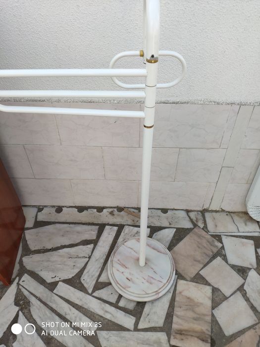 toalheiro branco com pedra mármore