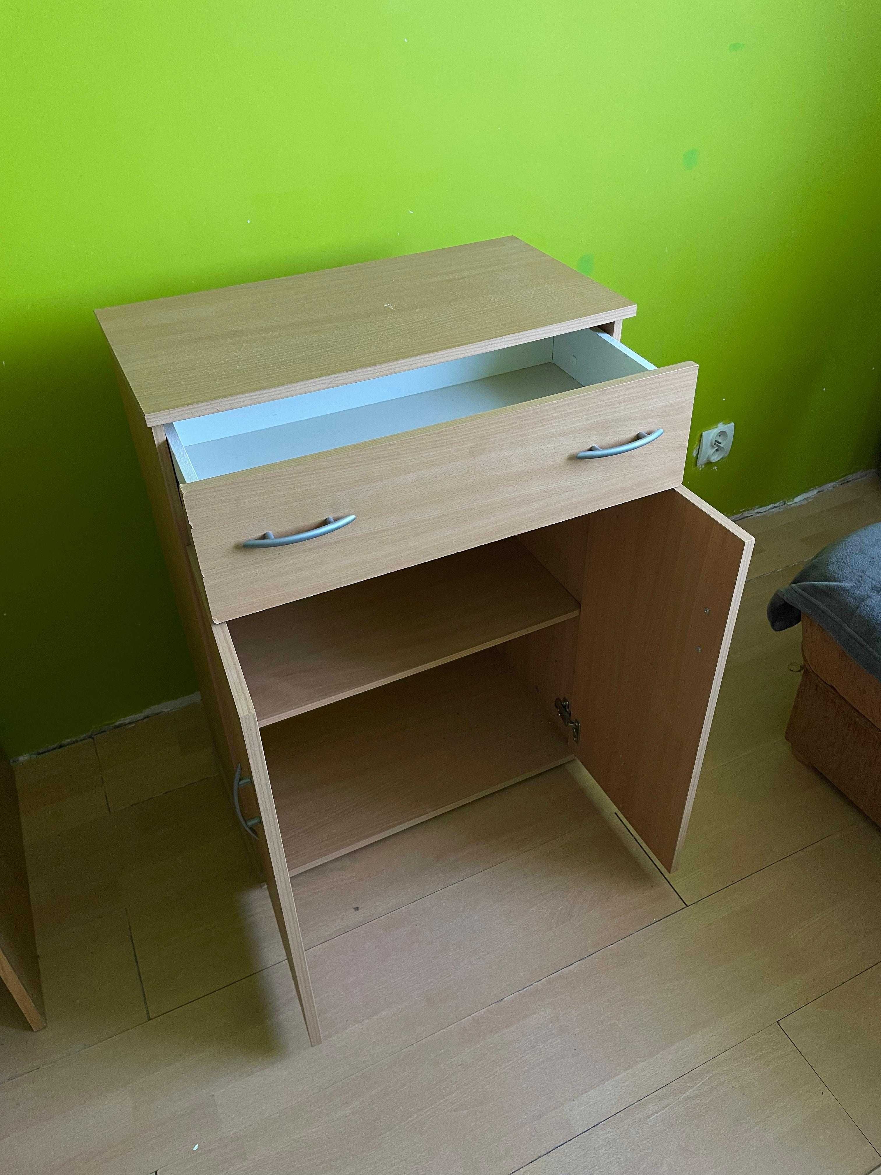 Mała komoda pojemna