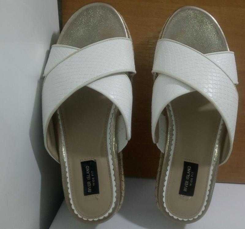 Шлепанцы босоножки  river island на широкую ногу