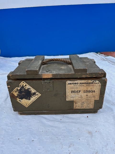 Caixa antiga de munições