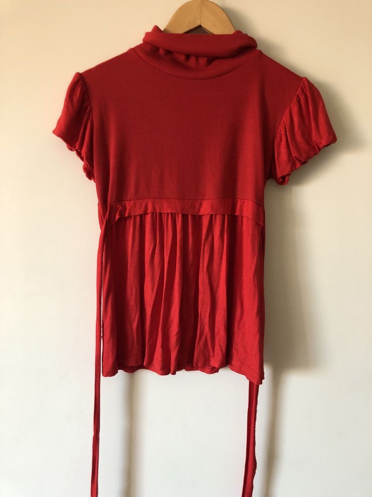 Camisola de gola alta e manga curta em vermelho