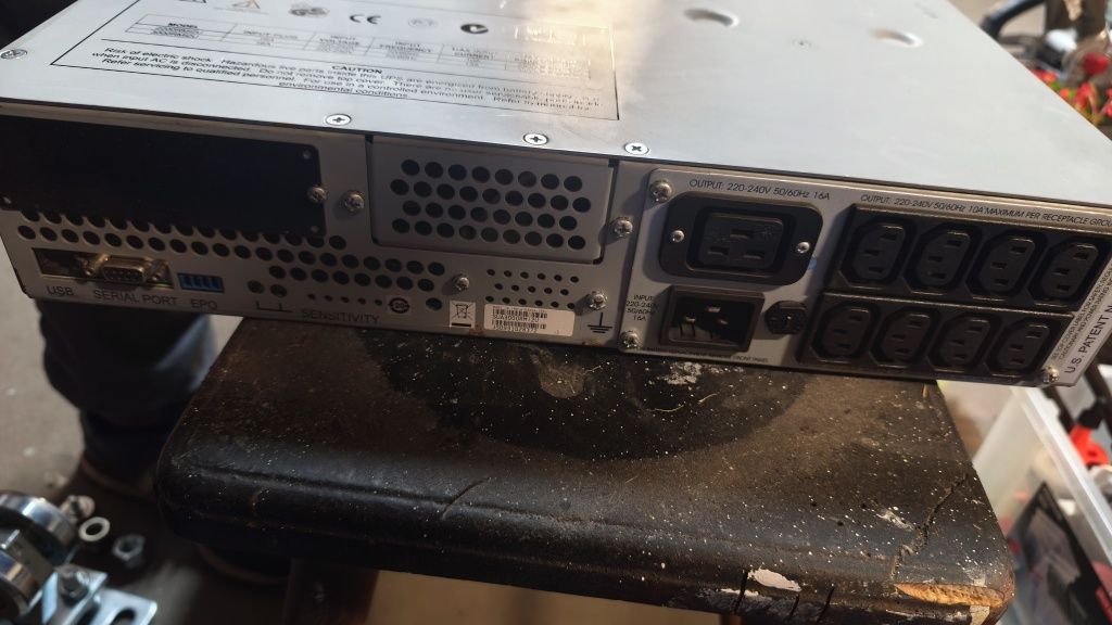 UPS APC 3000RMI2U uszkodzony