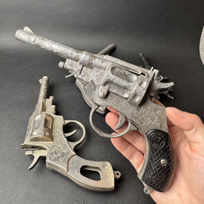 Вінтажні іграшкові алюмінієві револьвери СССР