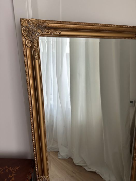 Lustro wiszące w złotej ramie