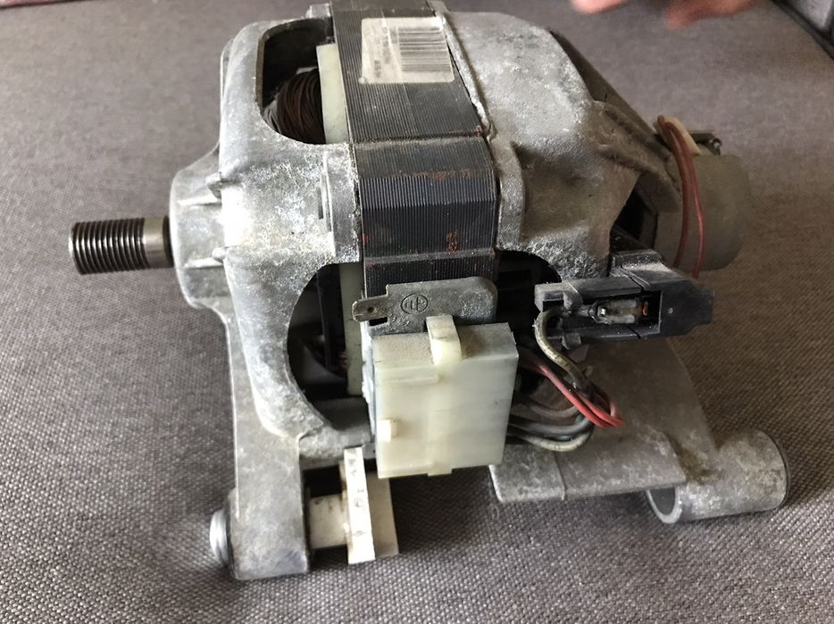 Двигатель к  стиральной машинке indesit