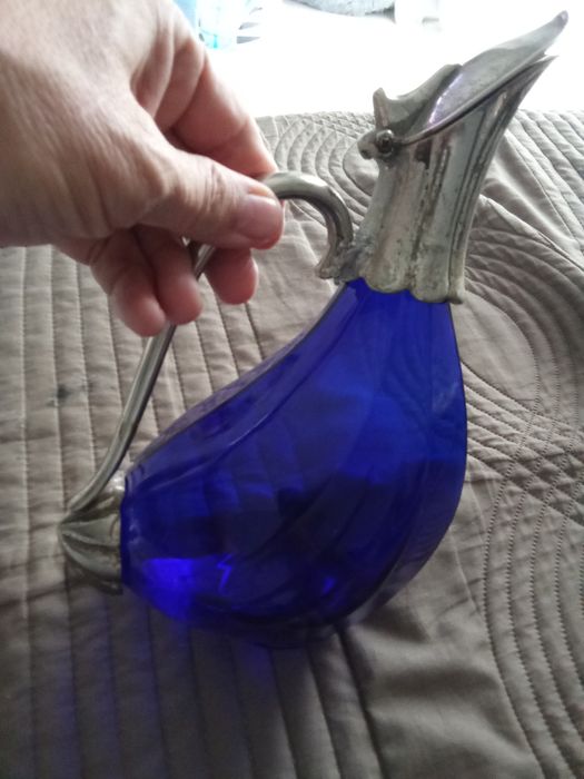 Jarra azul cubalto com asa e bico de pato