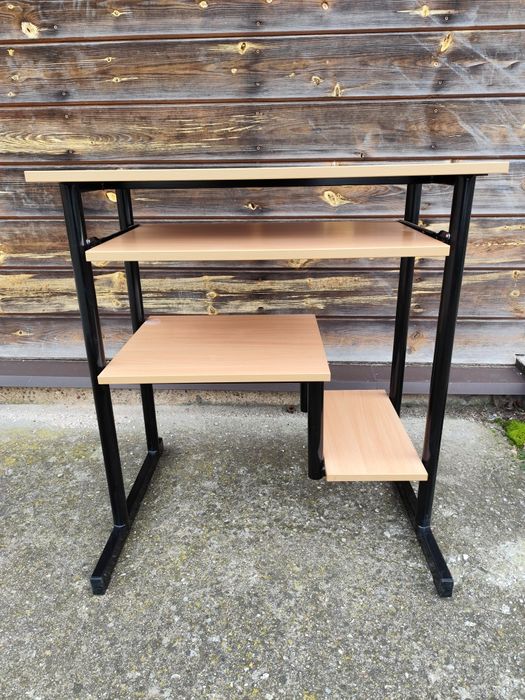 Stolik biurko pod komputer laptopa