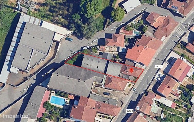 Vende - se prédio destinado a industria e habitação com logradouro