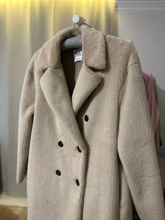 Бежева шубка міді Zara