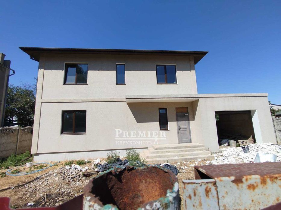 У продажу будинок біля озера з гаражем