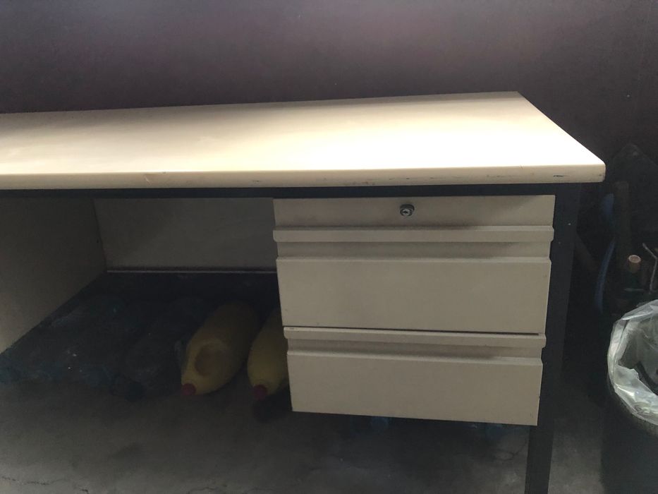 Secretária de escritório em metal