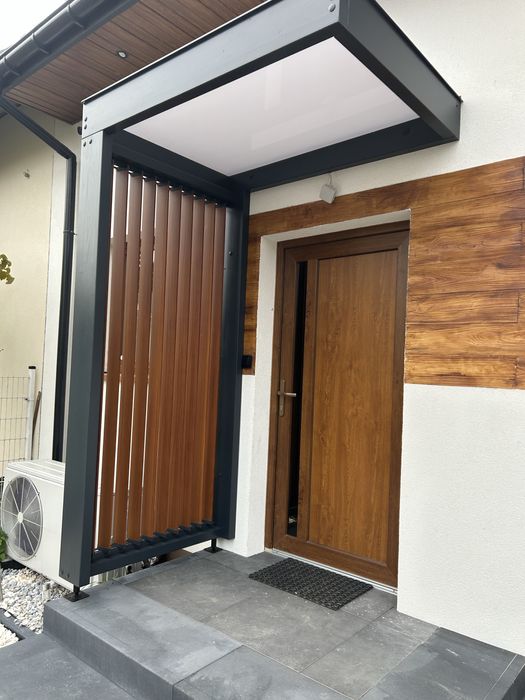 Daszek nad drzwi wejsciowe z lamelami z regulowanym prześwitem