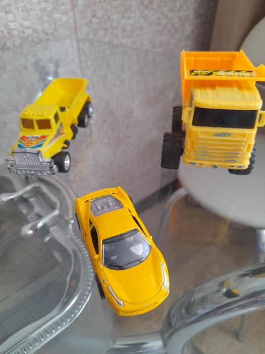 Продам 3 машинки .