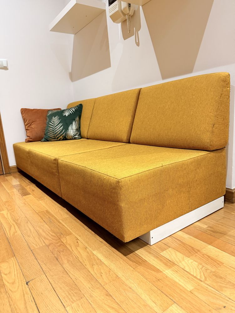 Sofa pequeno amarelo torrado