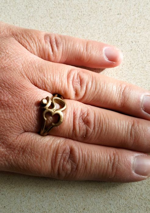 Anel com o símbolo OM