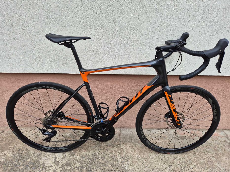 Rower szosowy Giant Defy disc, full carbon