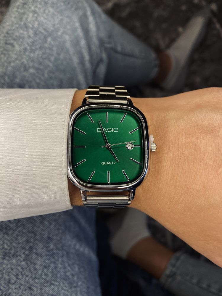 Зелений класичний годинник Casio
