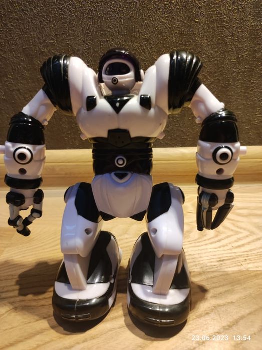 Робот Wow Wee Build на батарейках высота 17,5см