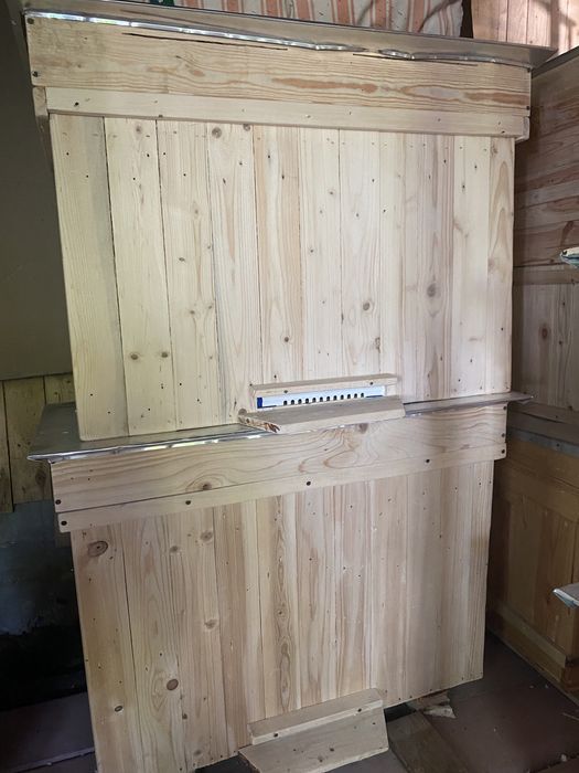 Різні утеплені вулики дадани, українці, бджоли