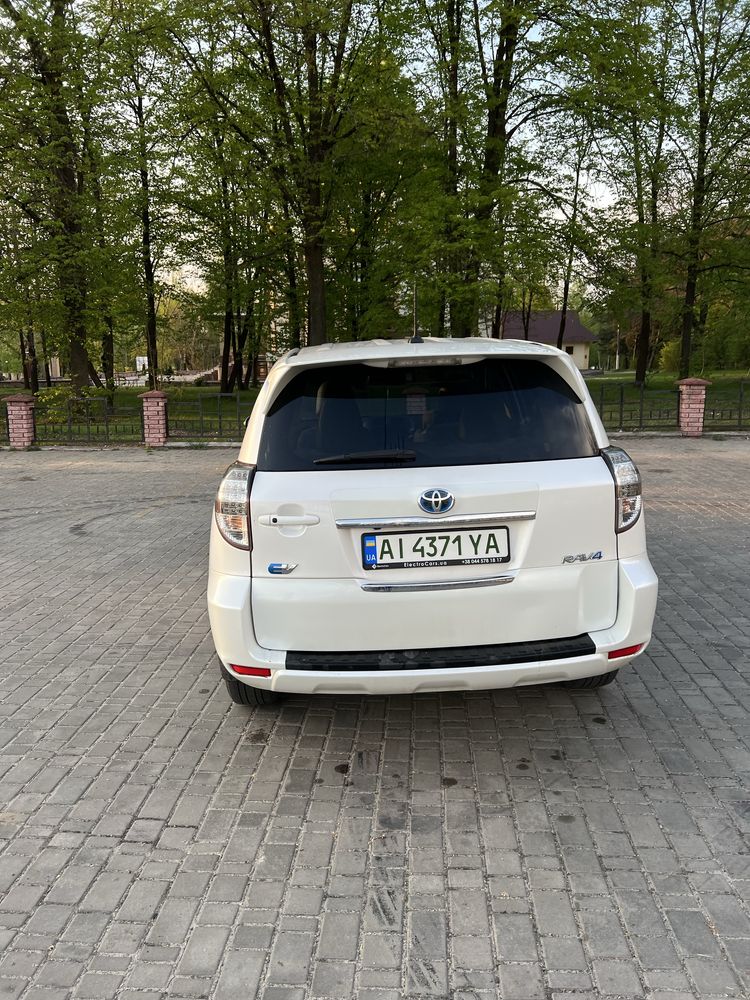 Toyota Rav4 EV крусовер