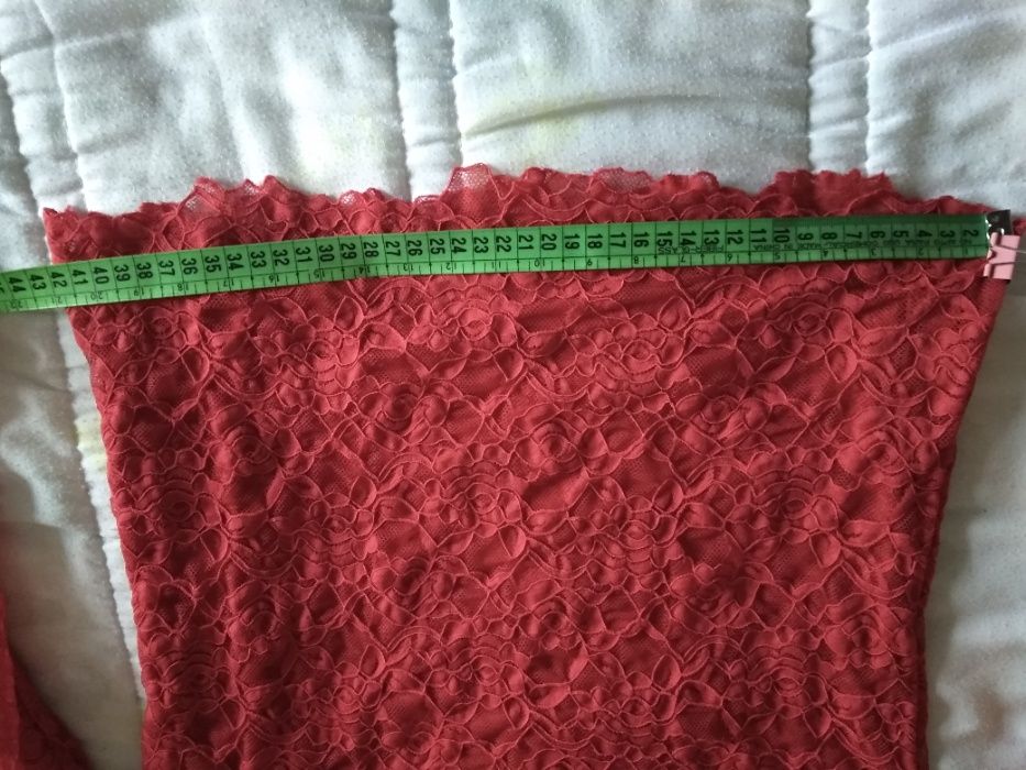 Camisolas de varias cores com renda