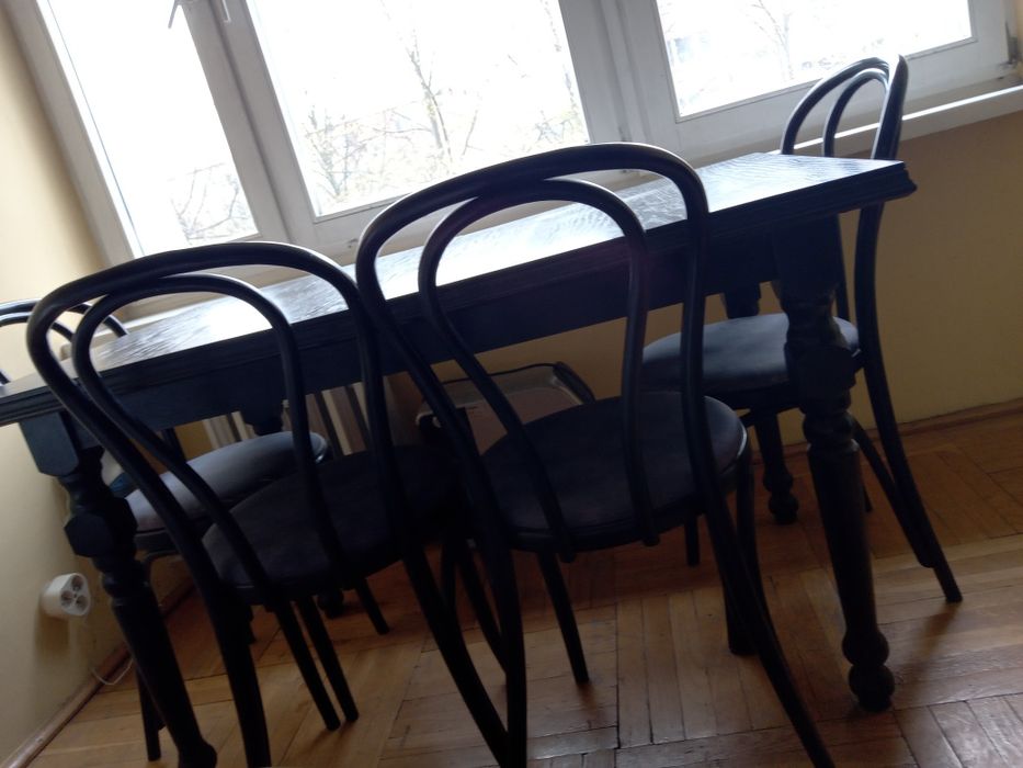 Krzesła czarne, gięte