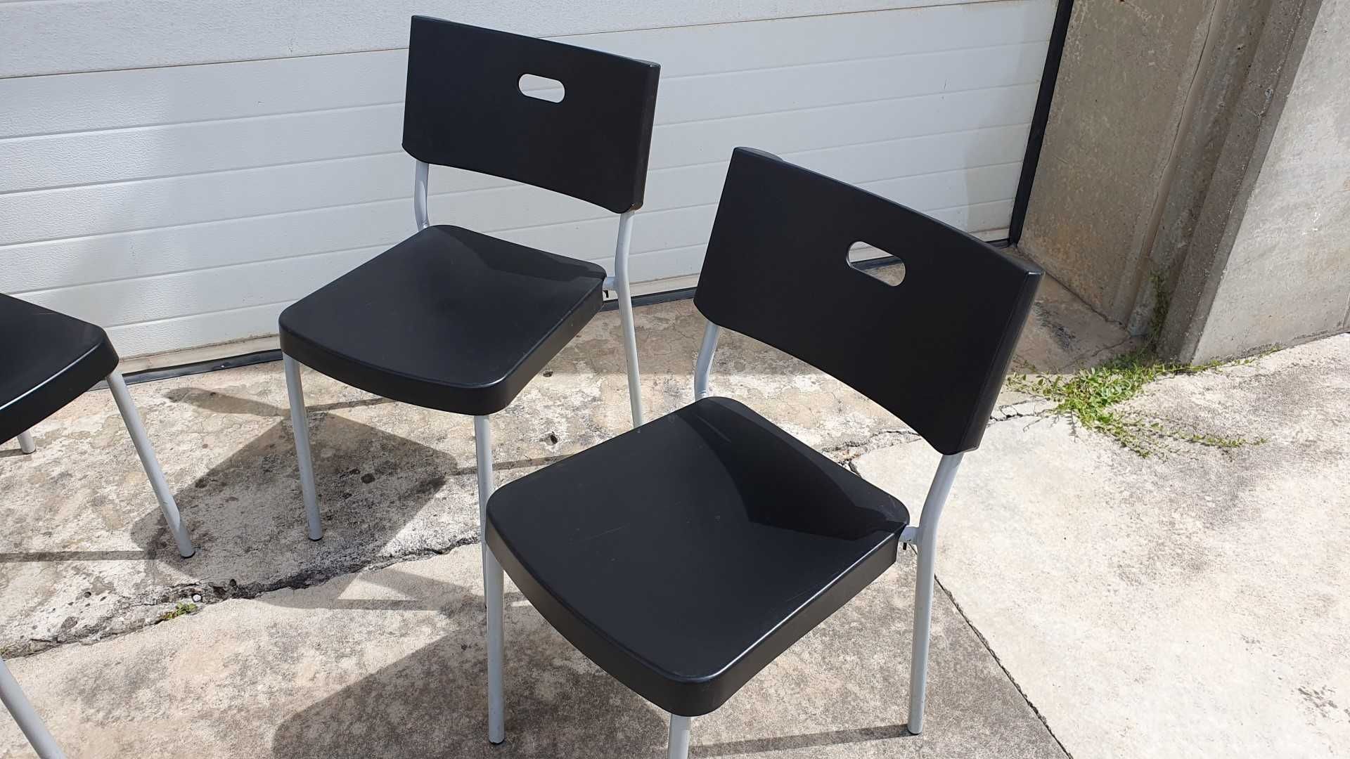 Conjunto de Cadeiras e bancos pretos usados
