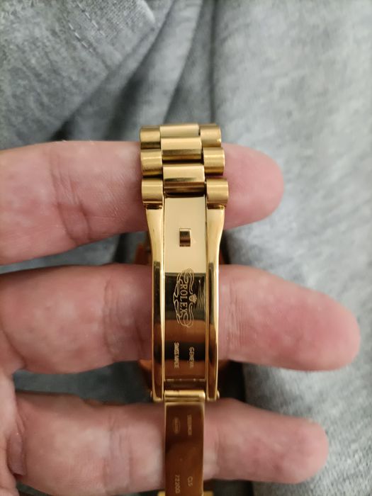 Relógio dourado automático