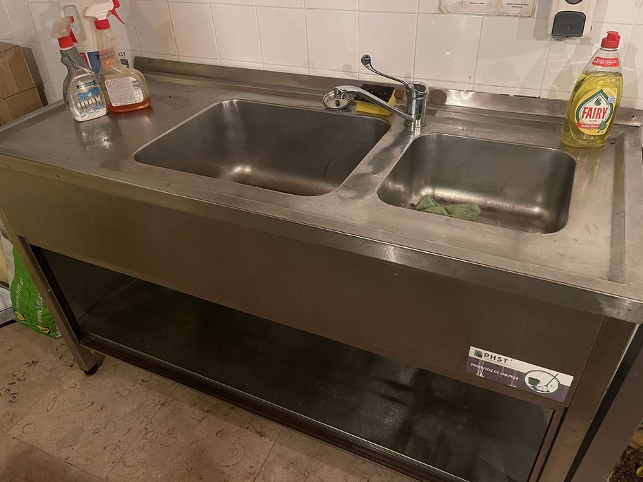 Lava loiça inox com duas pias, termoacomulador de 5L e torneira