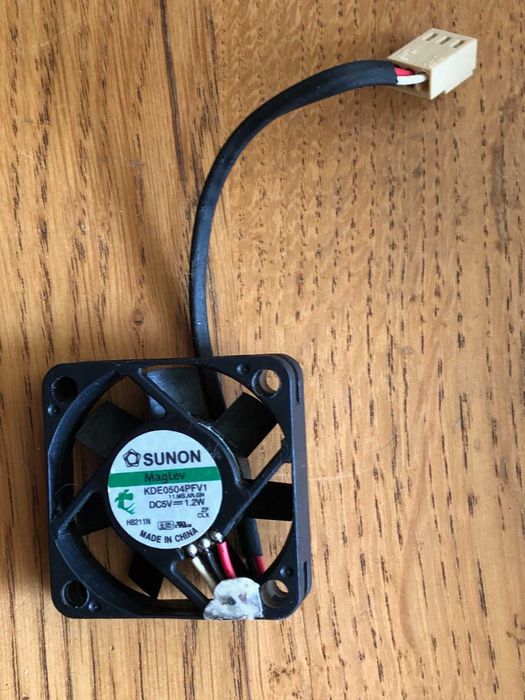 Малогабаритный осевой вентилятор Sunon KDE0504PFV1 5 вольт