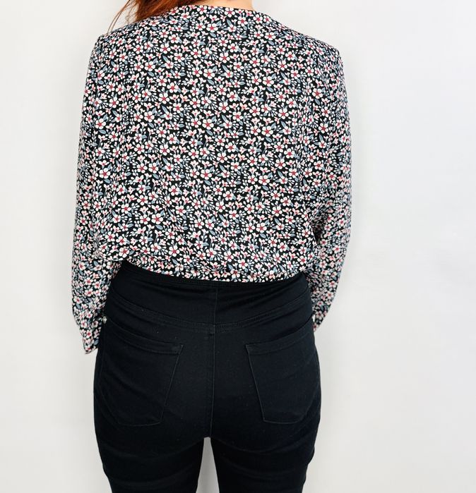 Czarna bluzka w drobny kwiatowy wzór z wiązaniem S 36 Shein