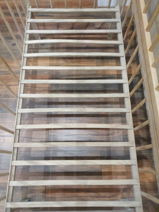 Дитяче дерев'яне ліжечко