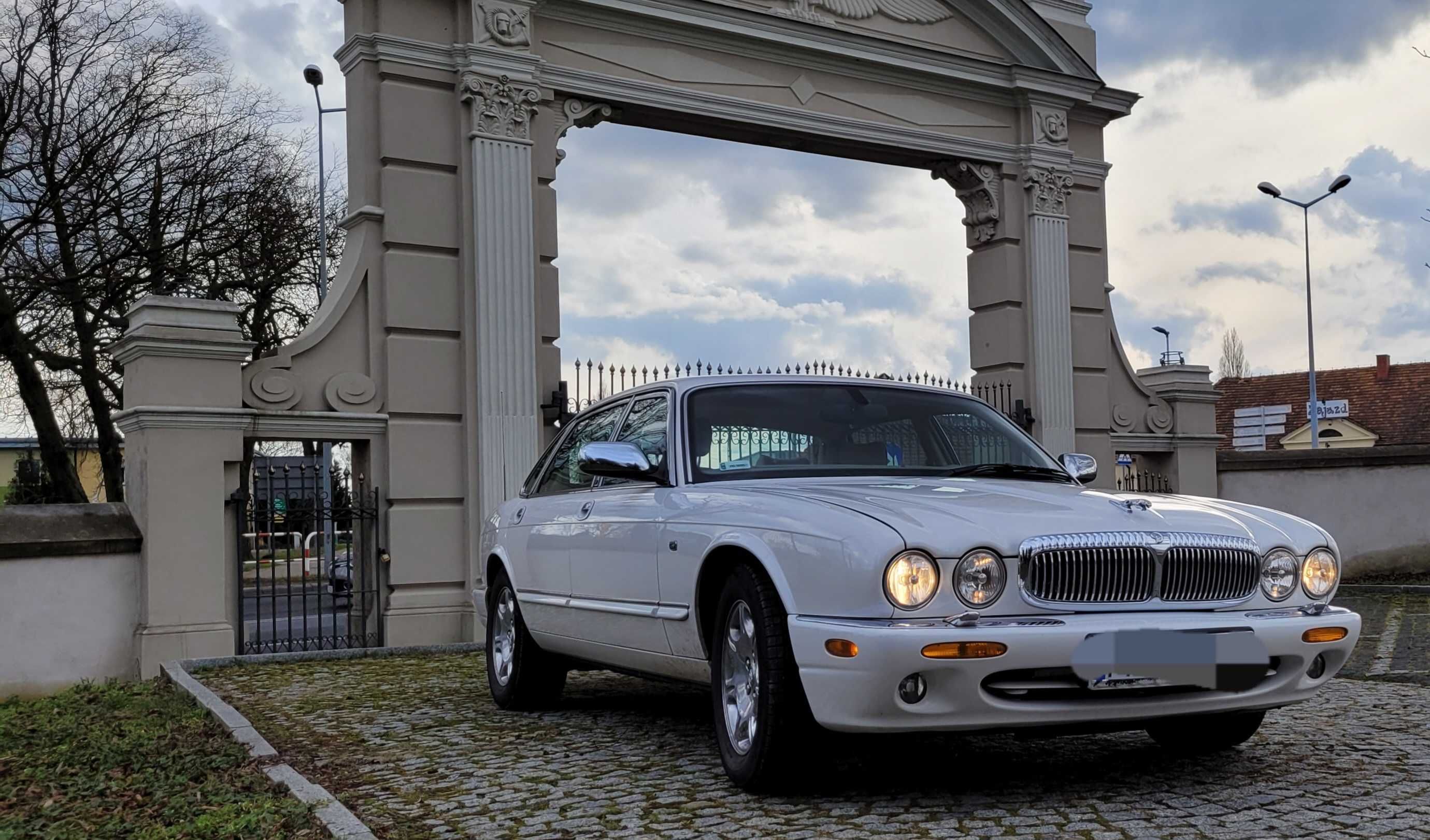 Jaguar V8 XJ, vanden plus, biały, jasna skóra